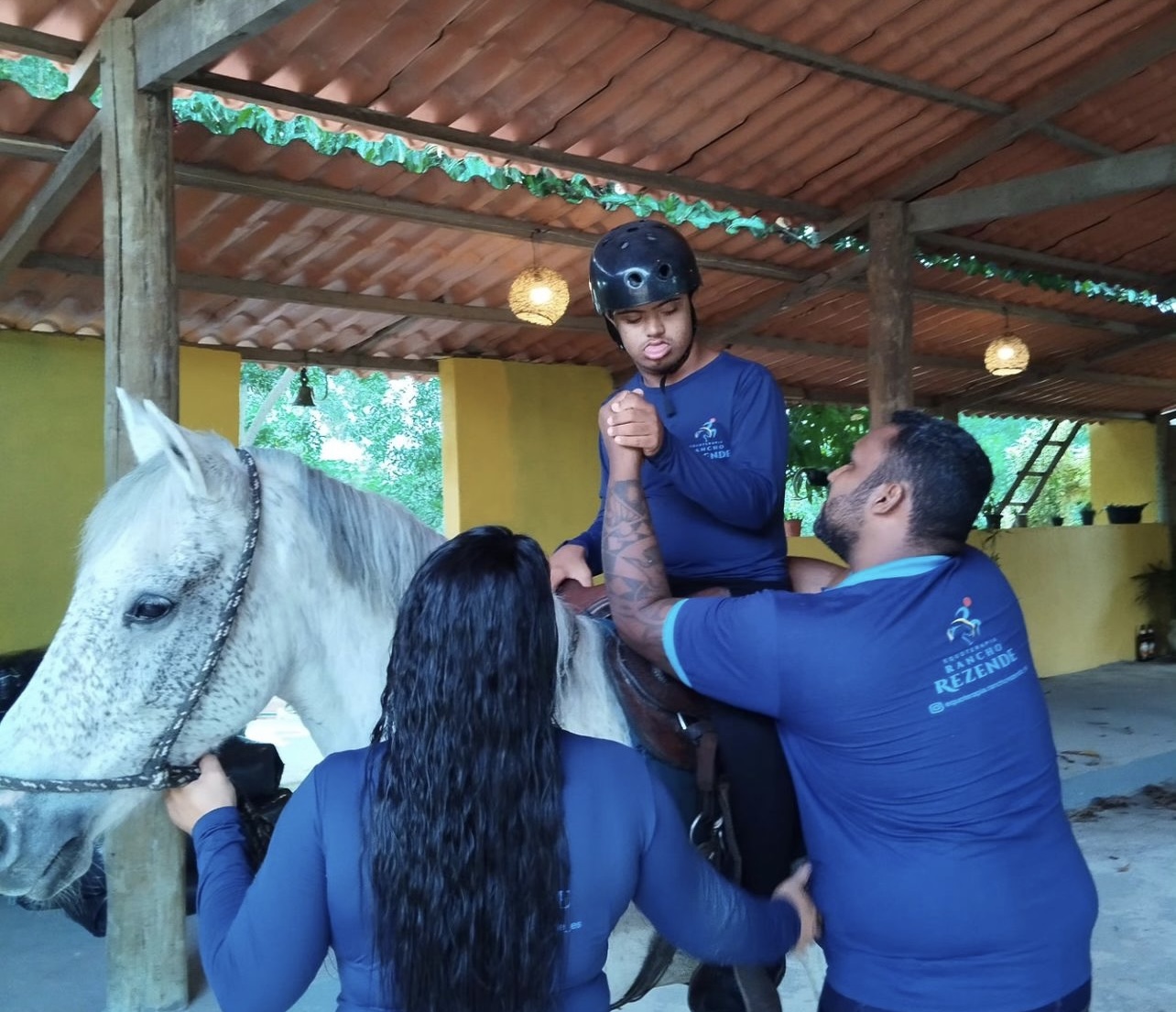  Rancho Rezende Equoterapia marca presença na maior cavalgada religiosa com participação dos alunos